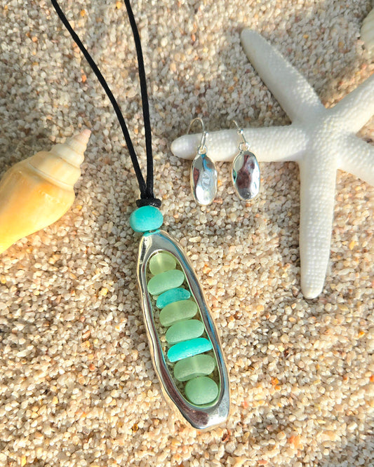 Set de aretes y collar decorado en hermosa tonalidad verde y turquesa  de vidrio marino