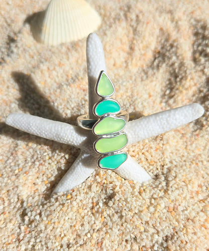 Sortija decorada hermosa tonalidad  de vidrio marino verde y turquesa
