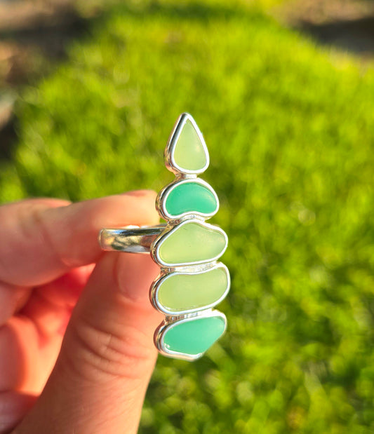 Sortija decorada hermosa tonalidad  de vidrio marino verde y turquesa